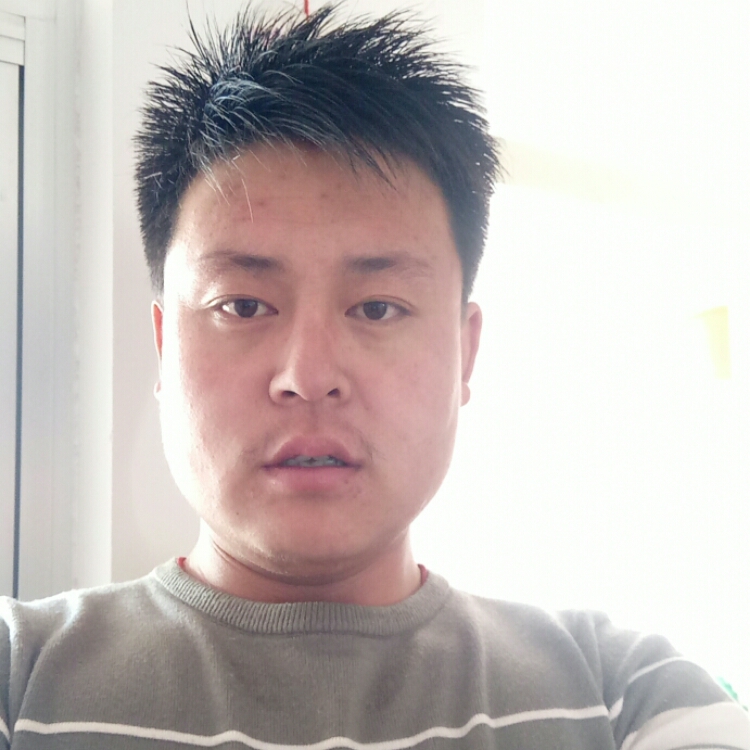 強忍的笑容背後