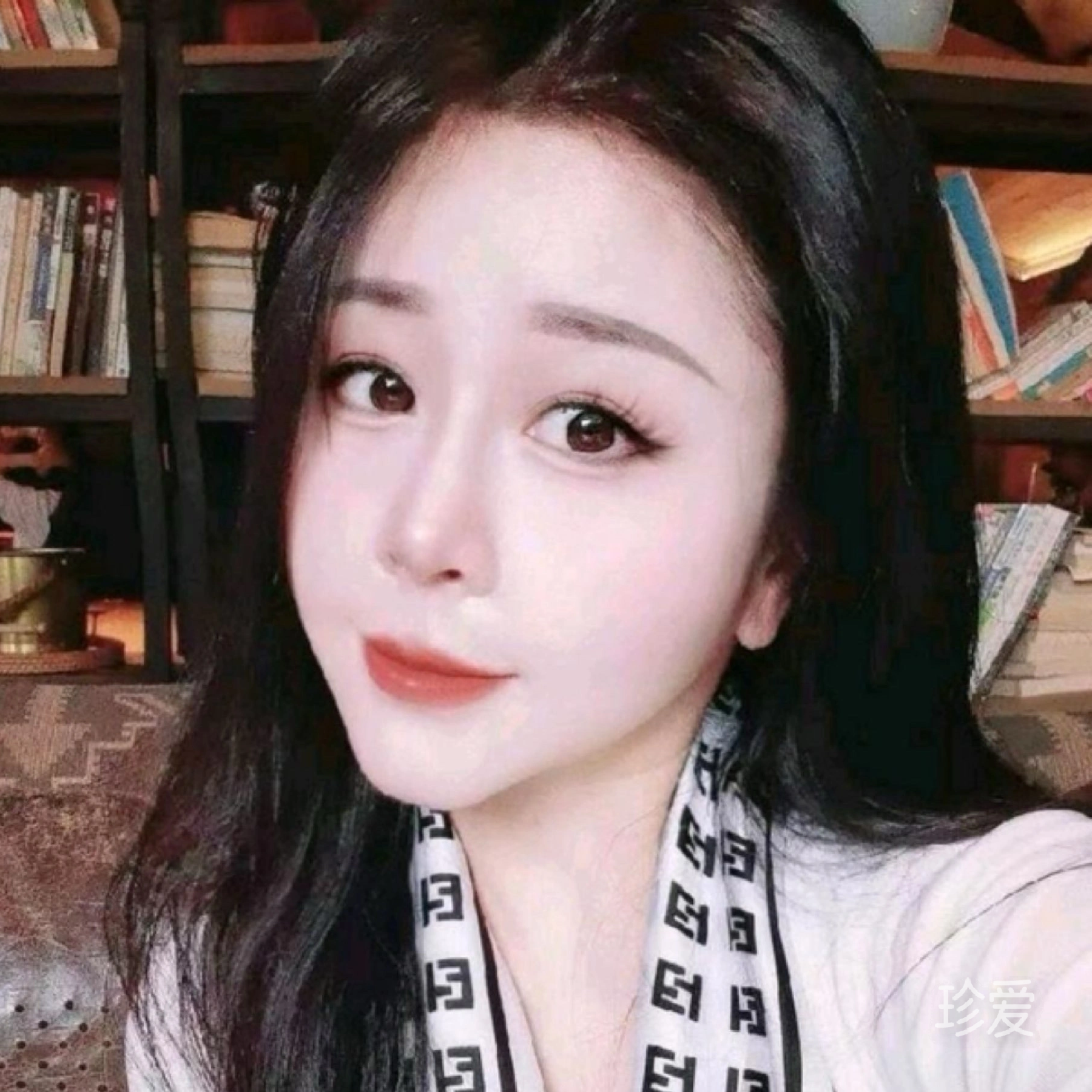 爱漂亮的樱桃女士