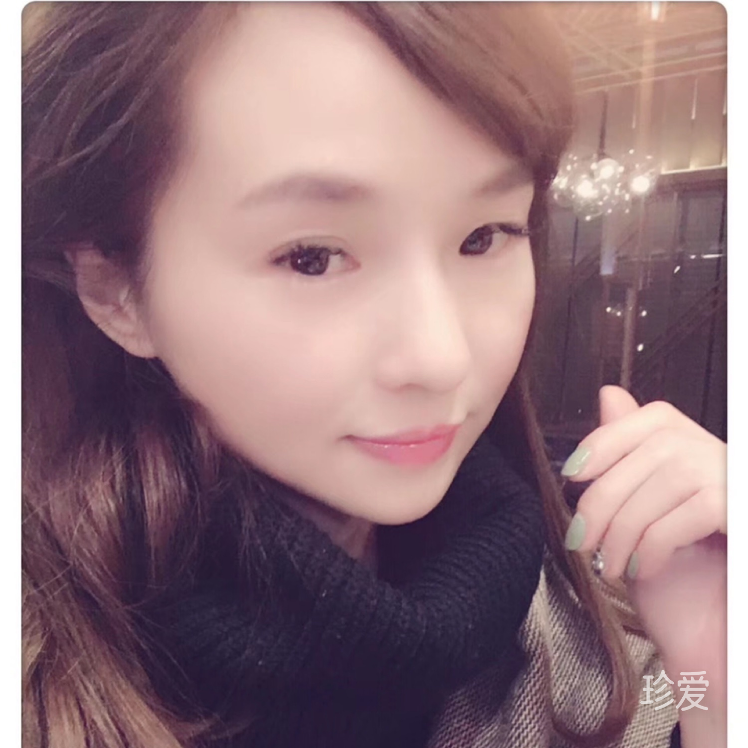 一个人在路上行走