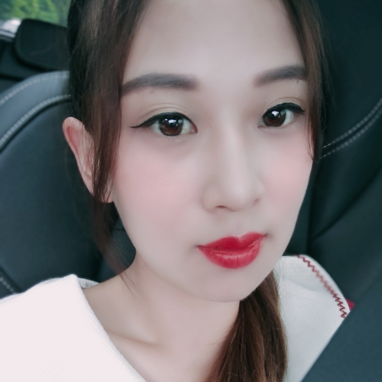 格格不入的微笑