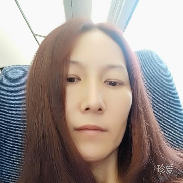 阳光照在屋檐下