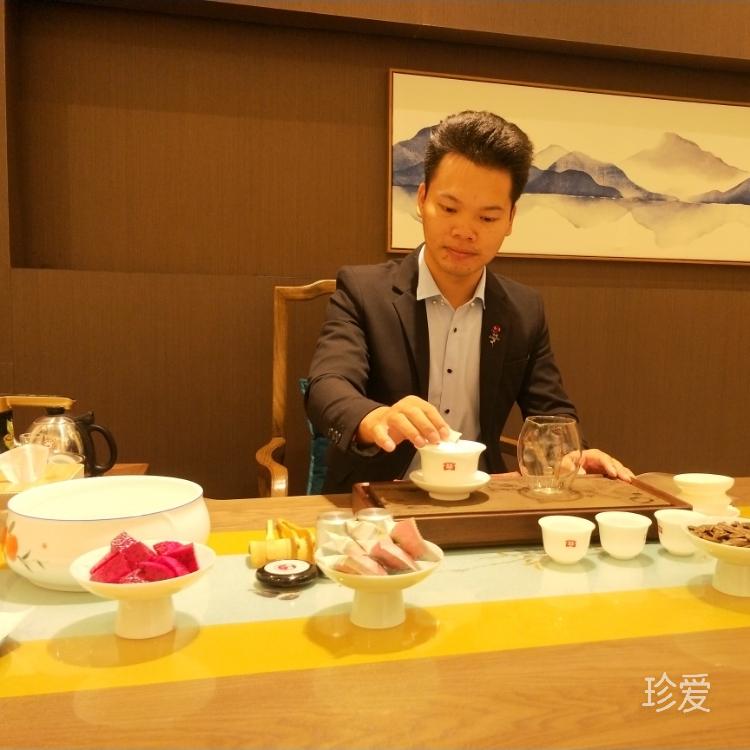 坐在楼顶看月亮