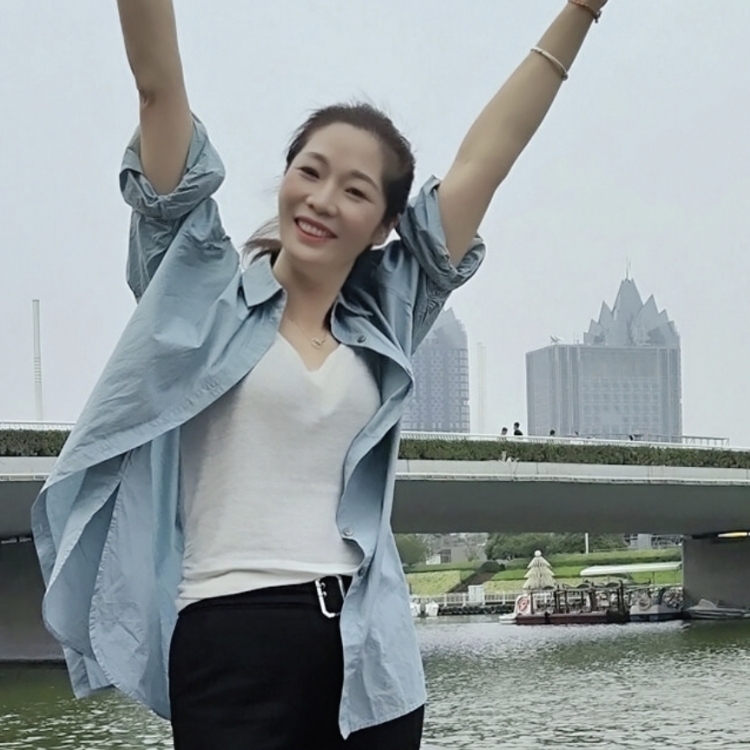 微笑掩飾所有悲傷