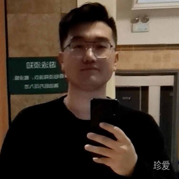 舉著蠟燭的男孩