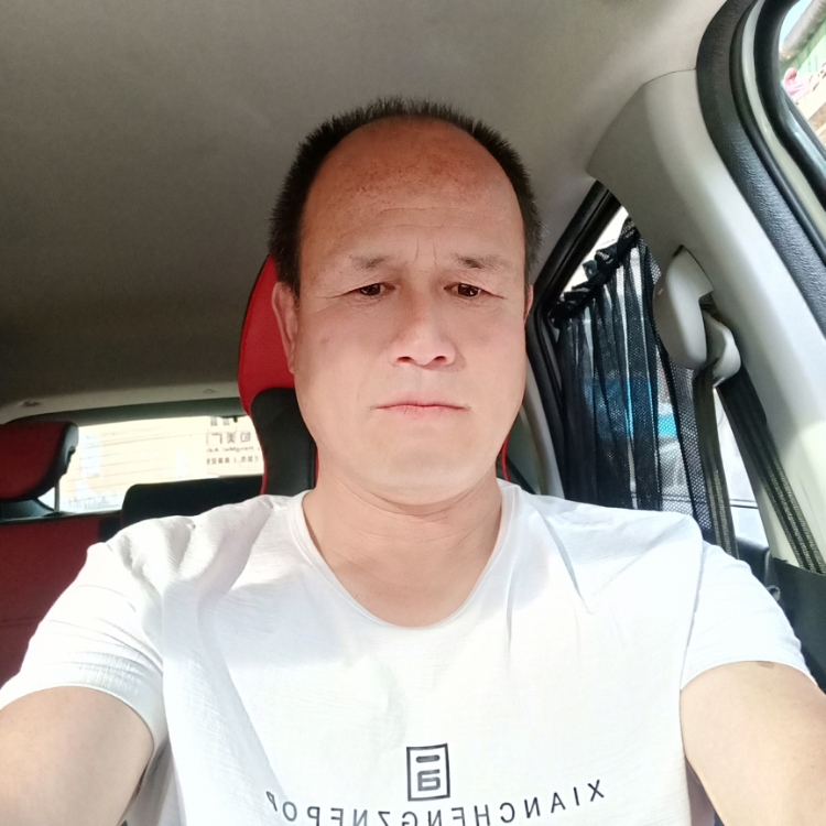 嘴角滑落一抹滄桑