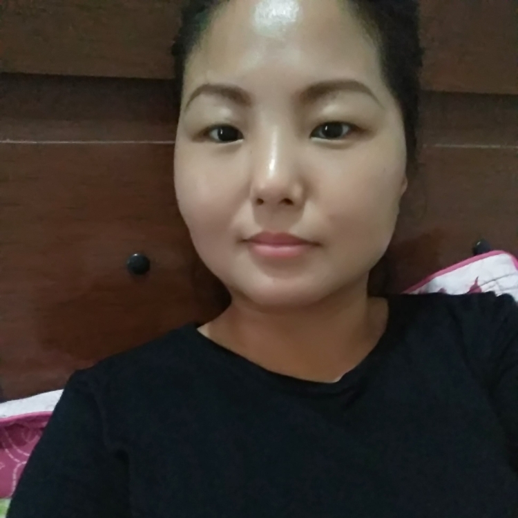 低下頭來(lái)看書(shū)