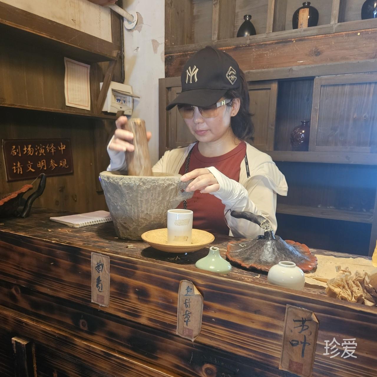 阳光下的海
