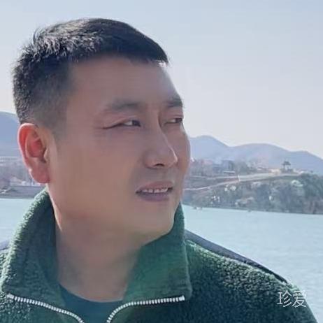 认真的中年小伙