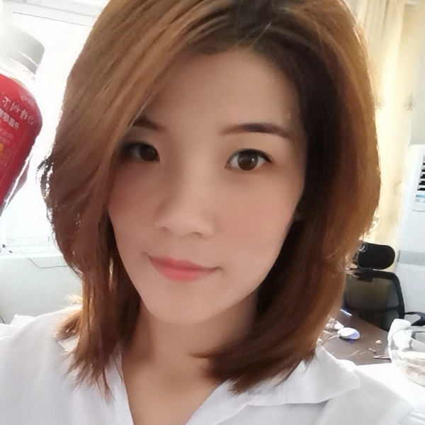 櫻花下的小姑娘