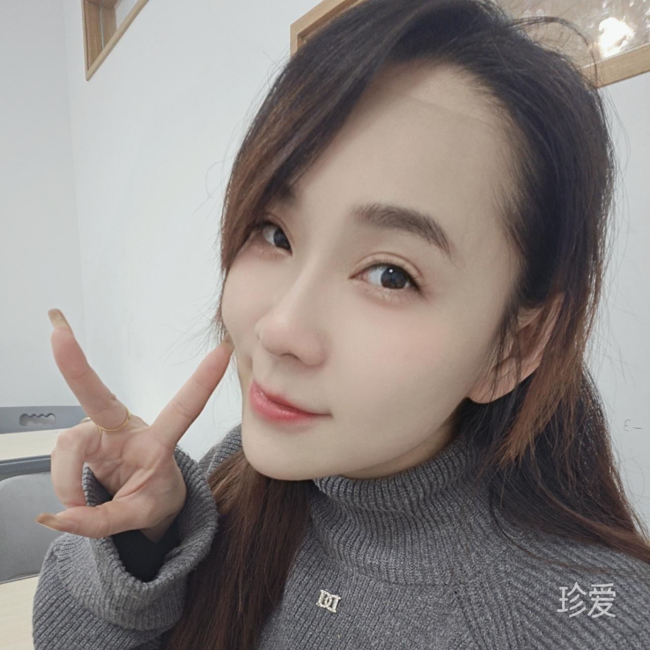 走在迷雾的小巷里