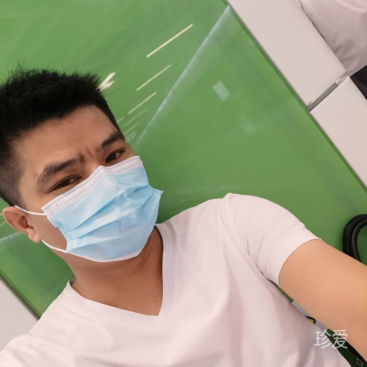 坐在窗台等风来