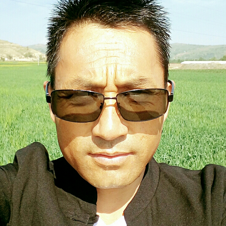 指尖淡淡的煙味