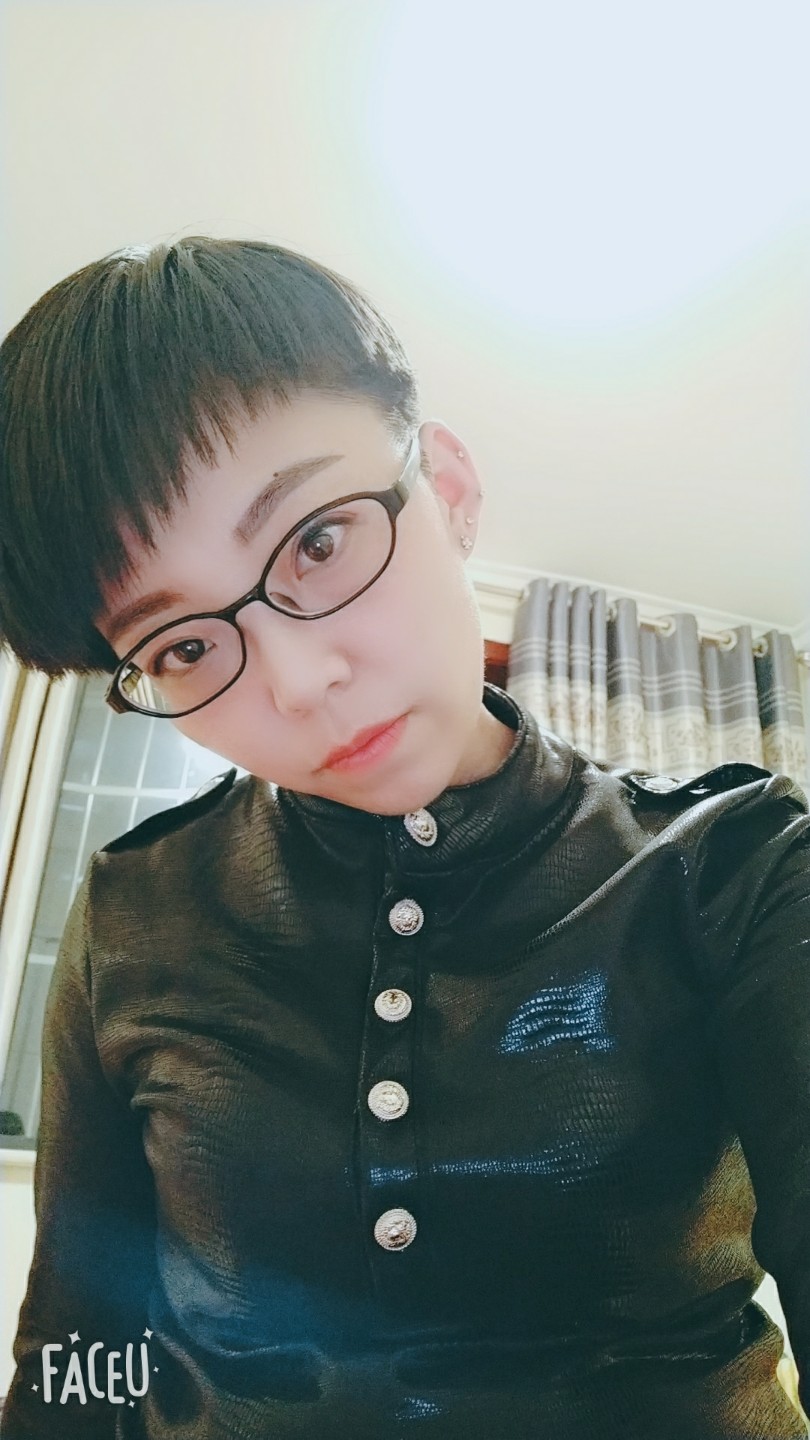 戴眼鏡的女流氓