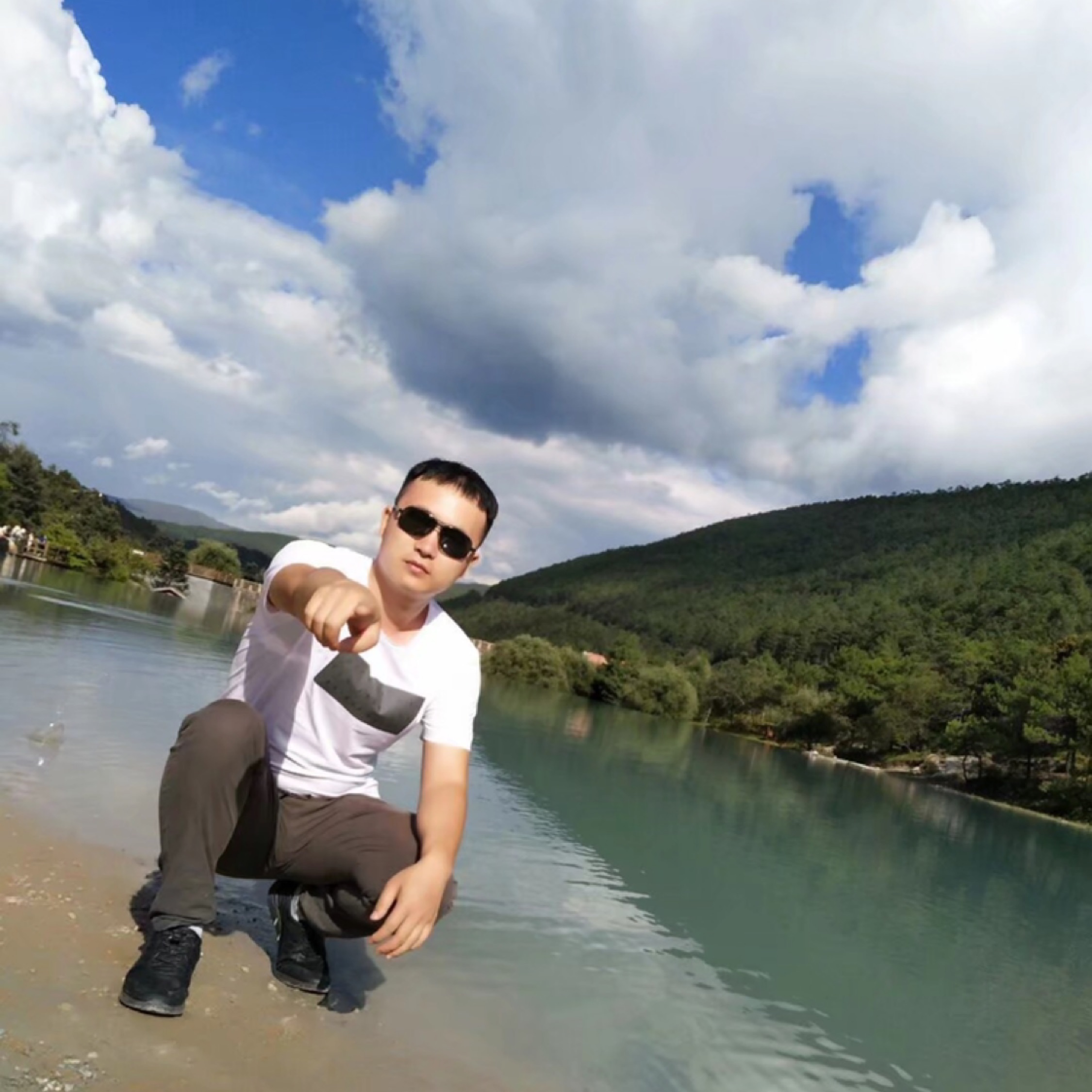 烟圈里弥漫着伤