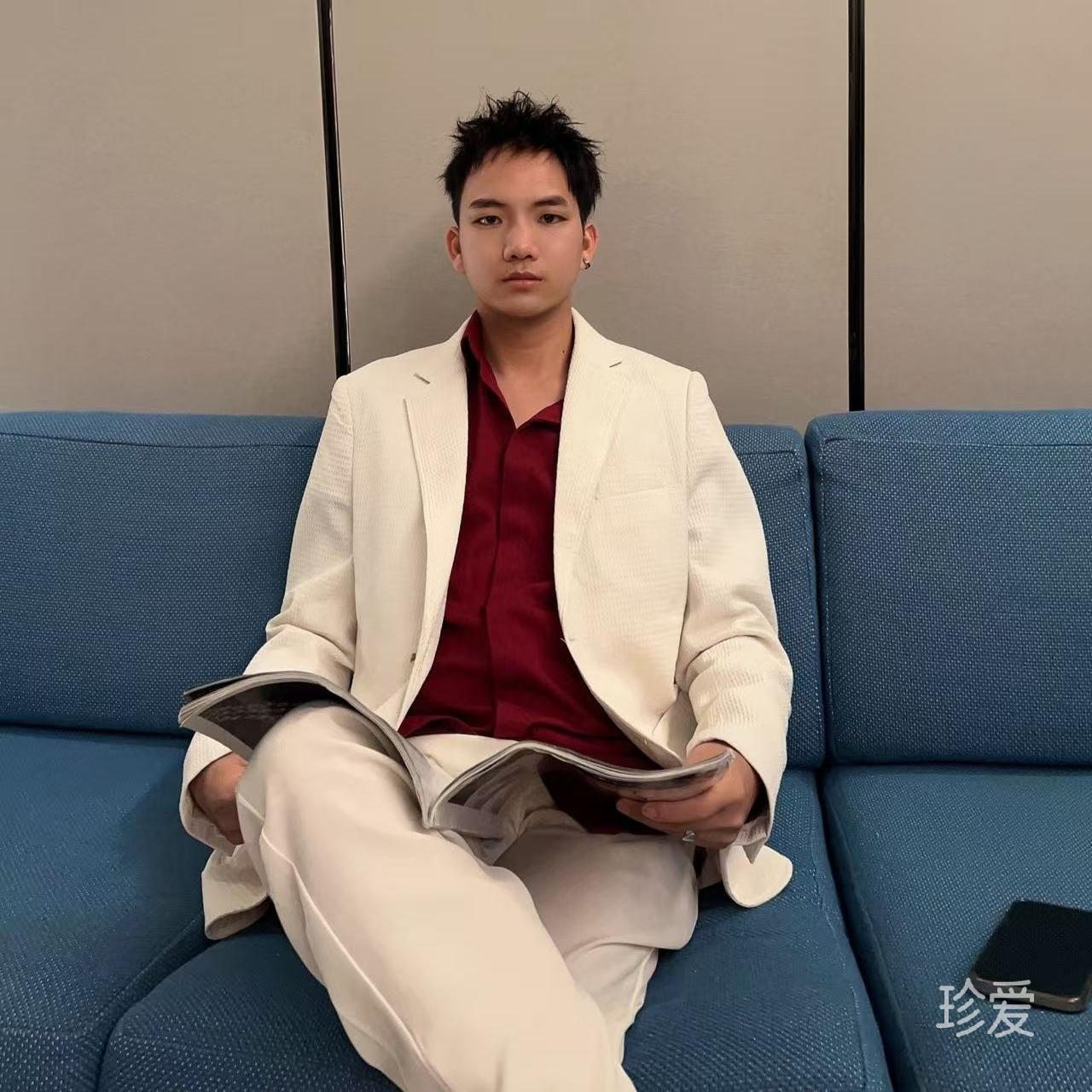 微笑着向你走来