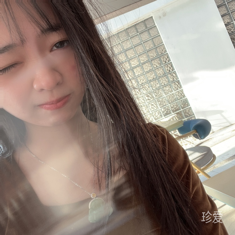 月光落在左手上