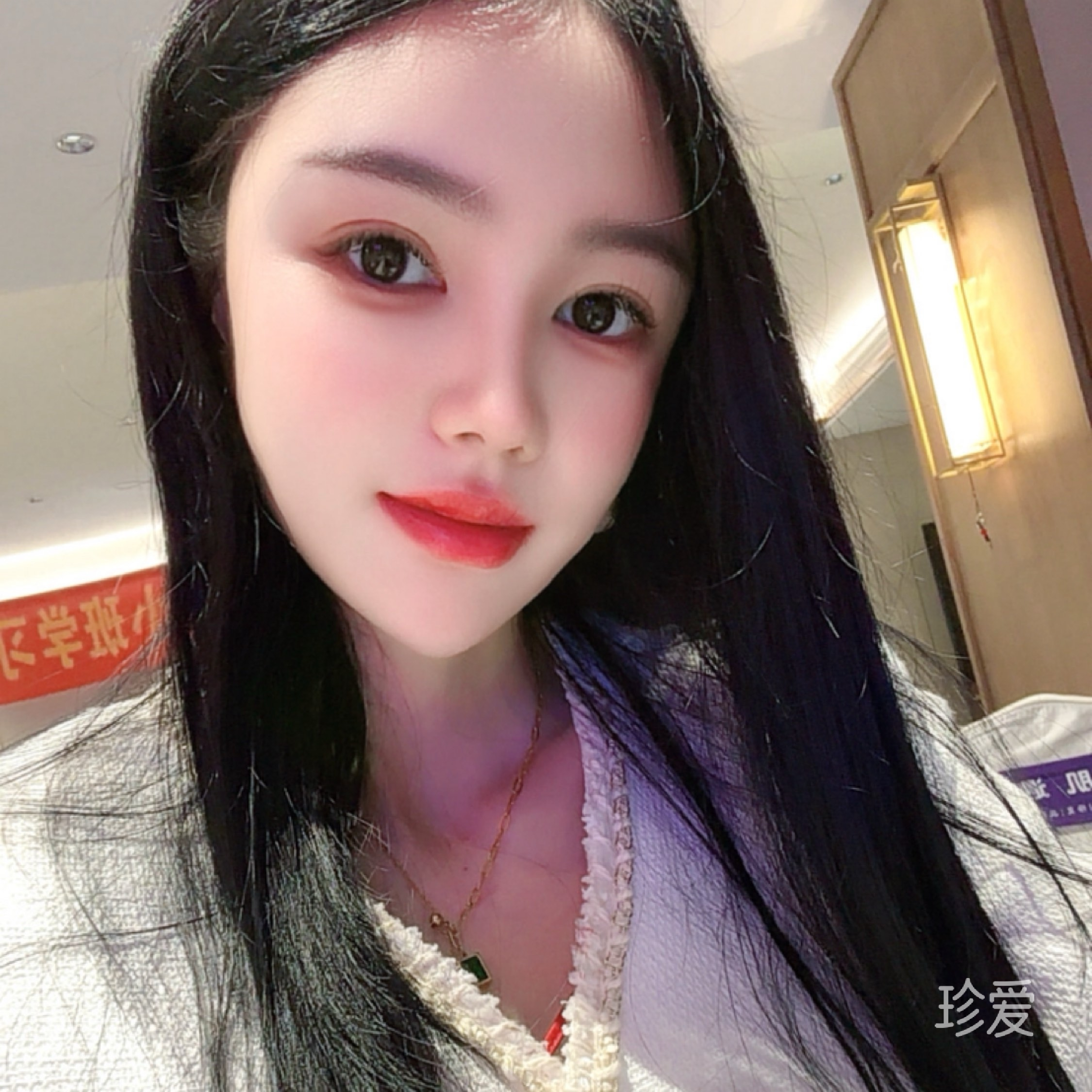 格格不入的微笑