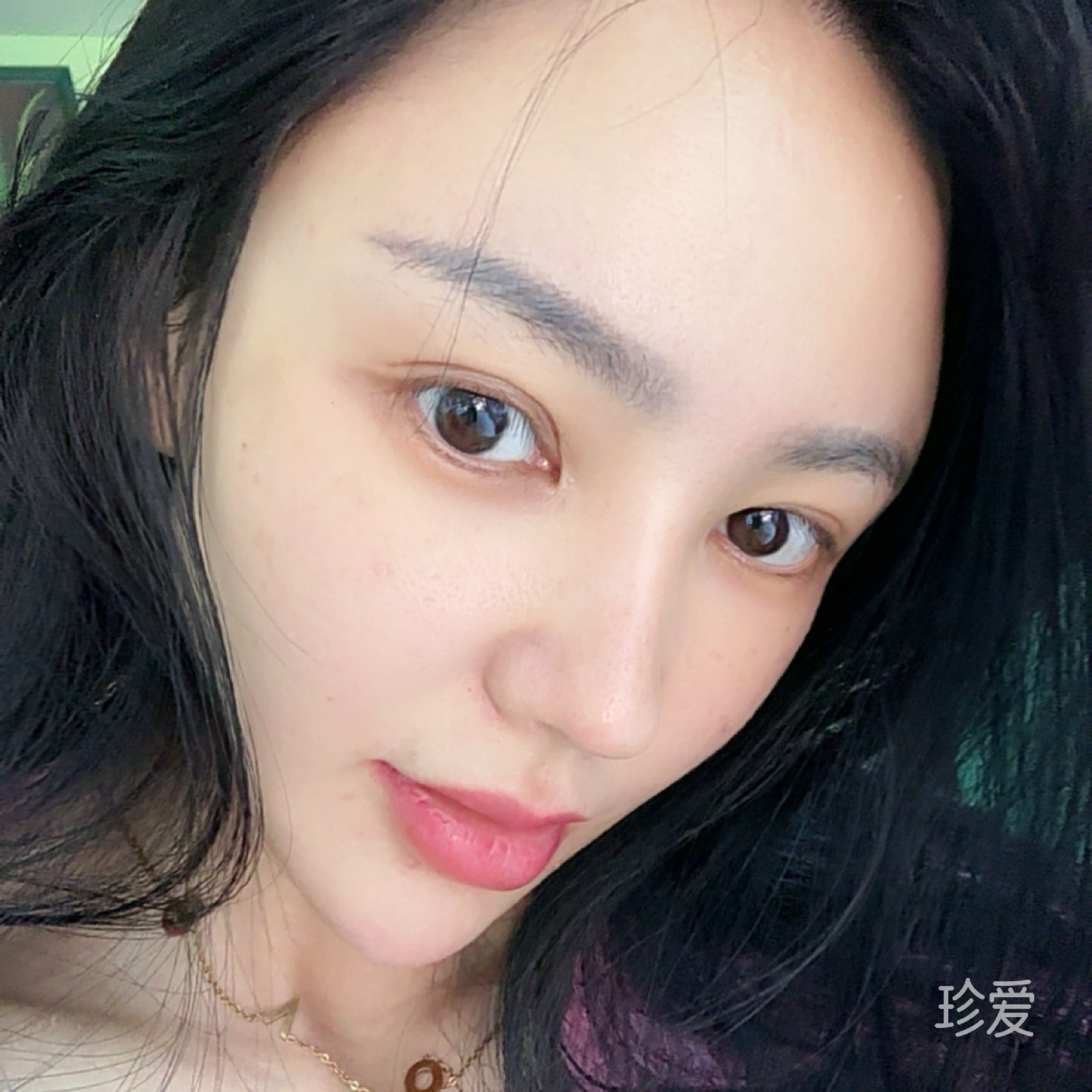 格格不入的微笑