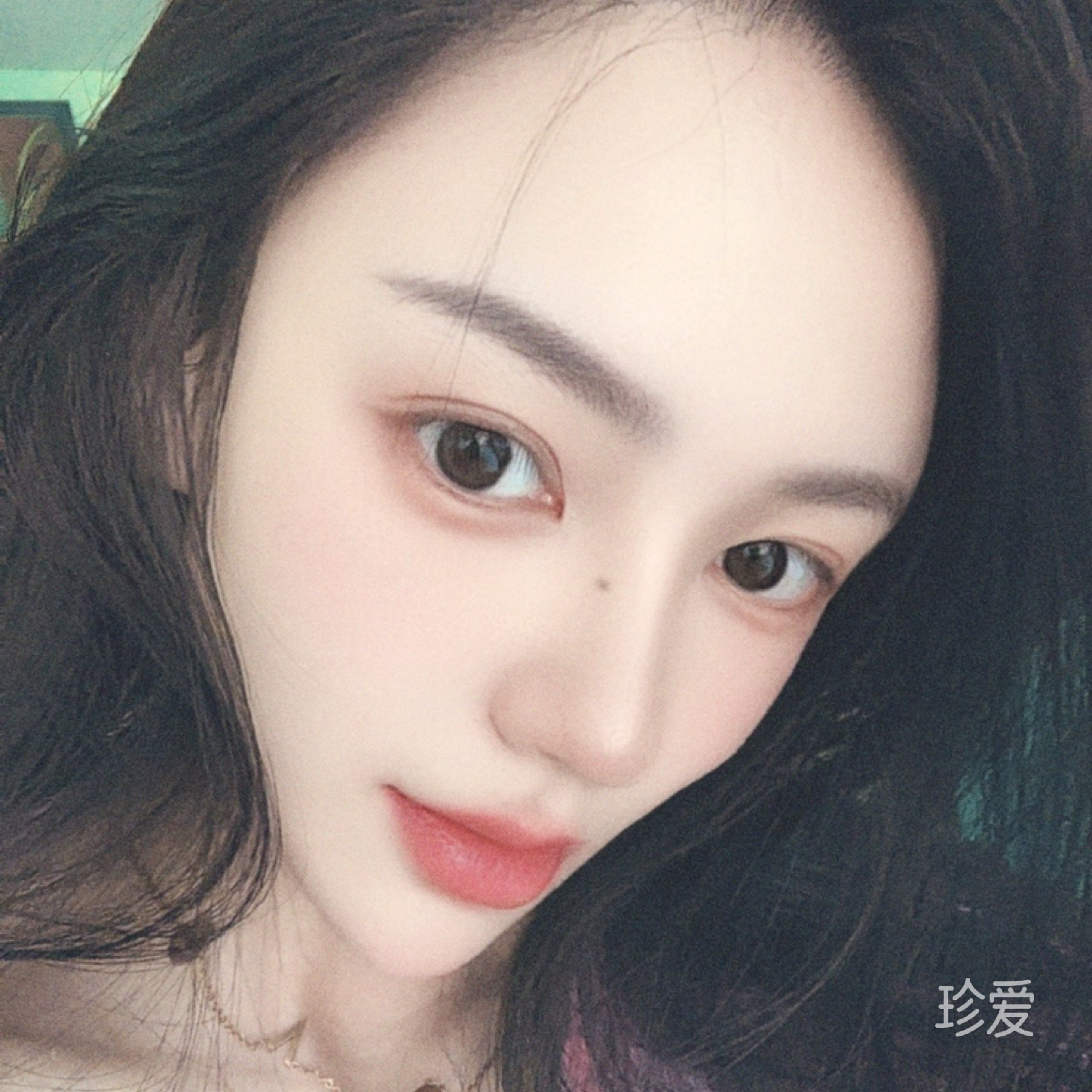 格格不入的微笑