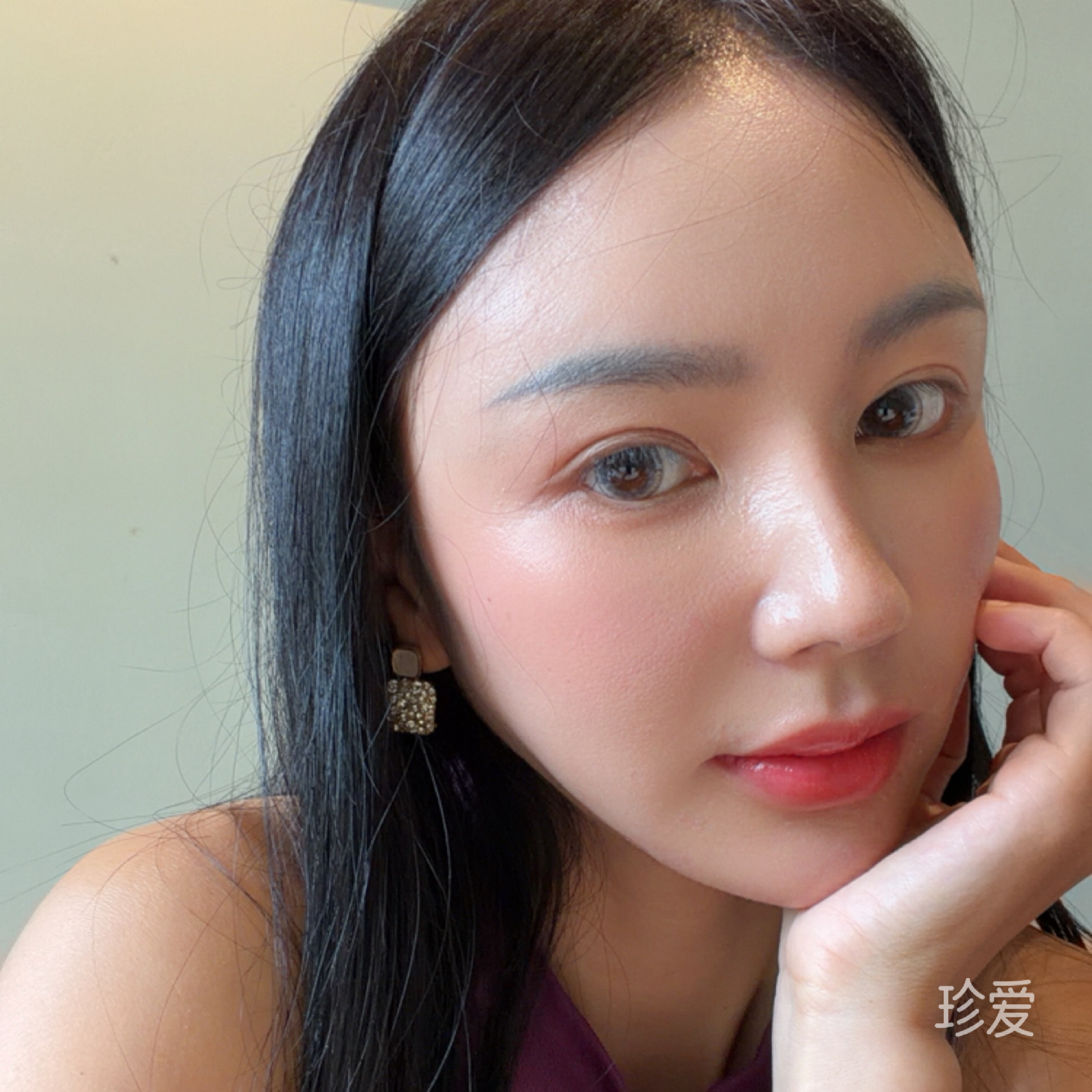 格格不入的微笑