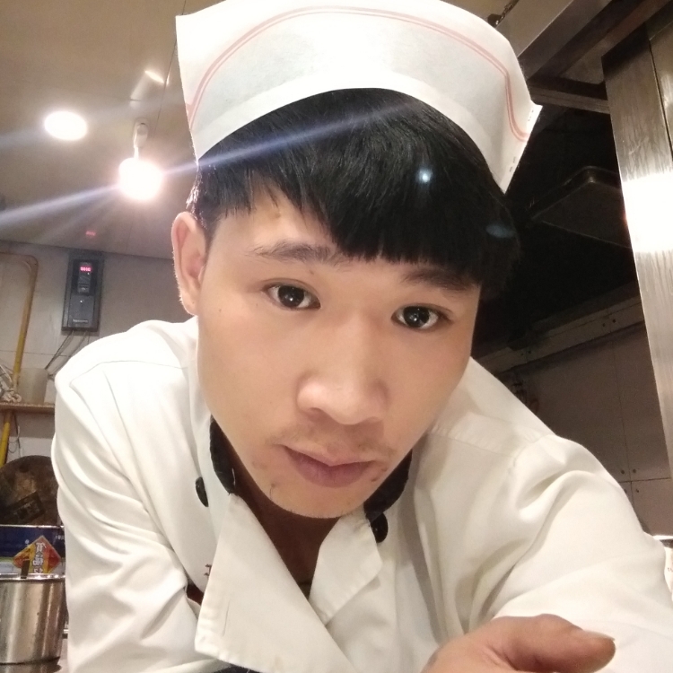 走在迷雾的小巷里