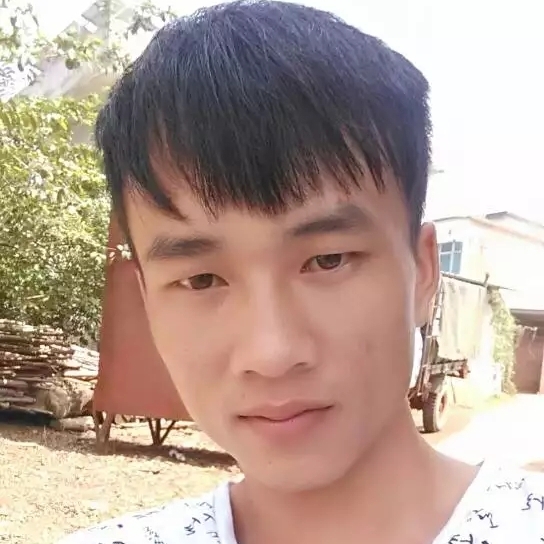 嘴角滑落一抹滄桑