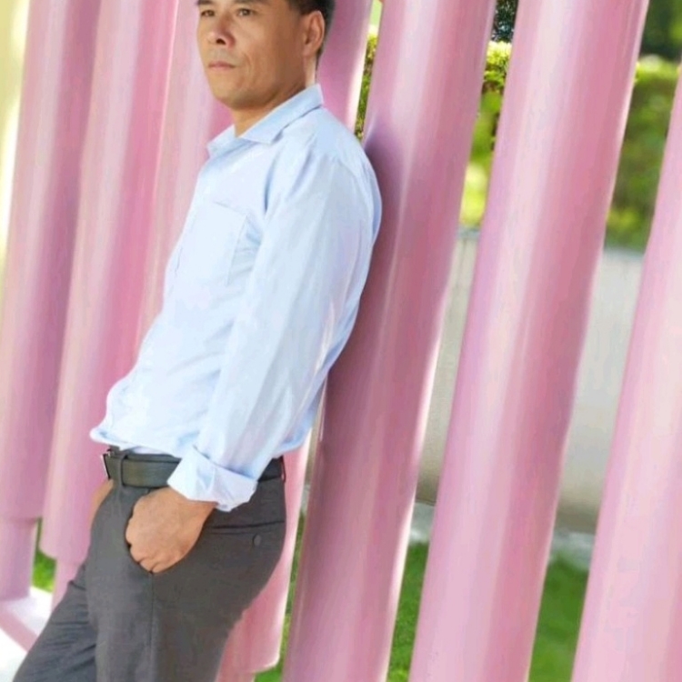 坐在小酒館門口