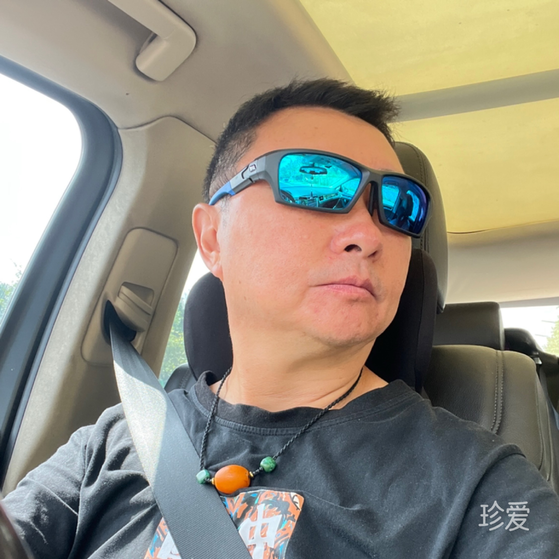 坐在山顶看日出