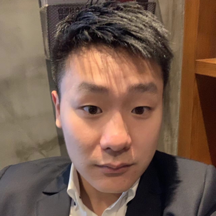 彈吉他的小年輕兒