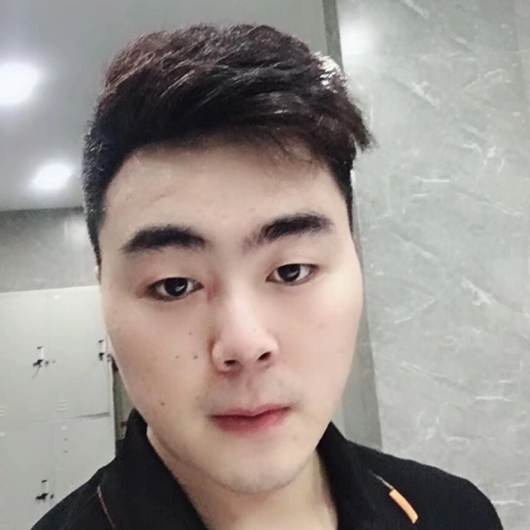 嘴角滑落一抹沧桑