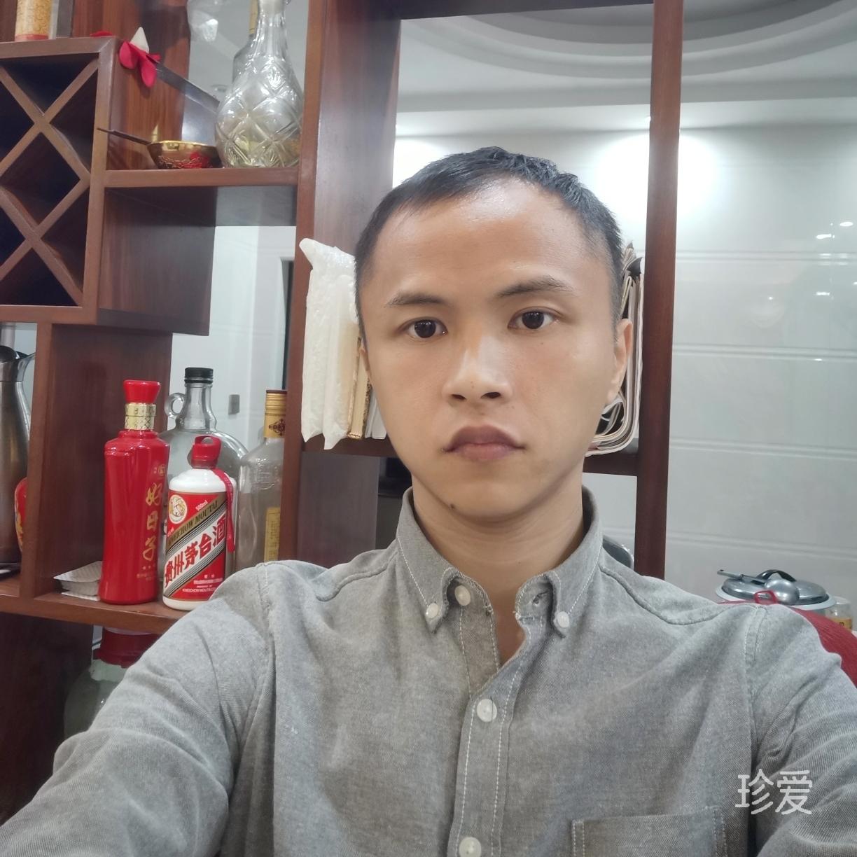 宅着打游戏的男人