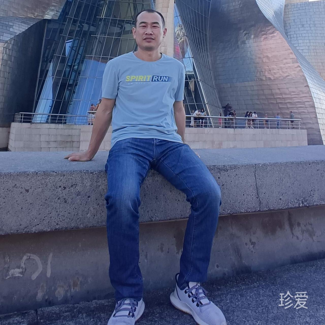 蓝天下的影子