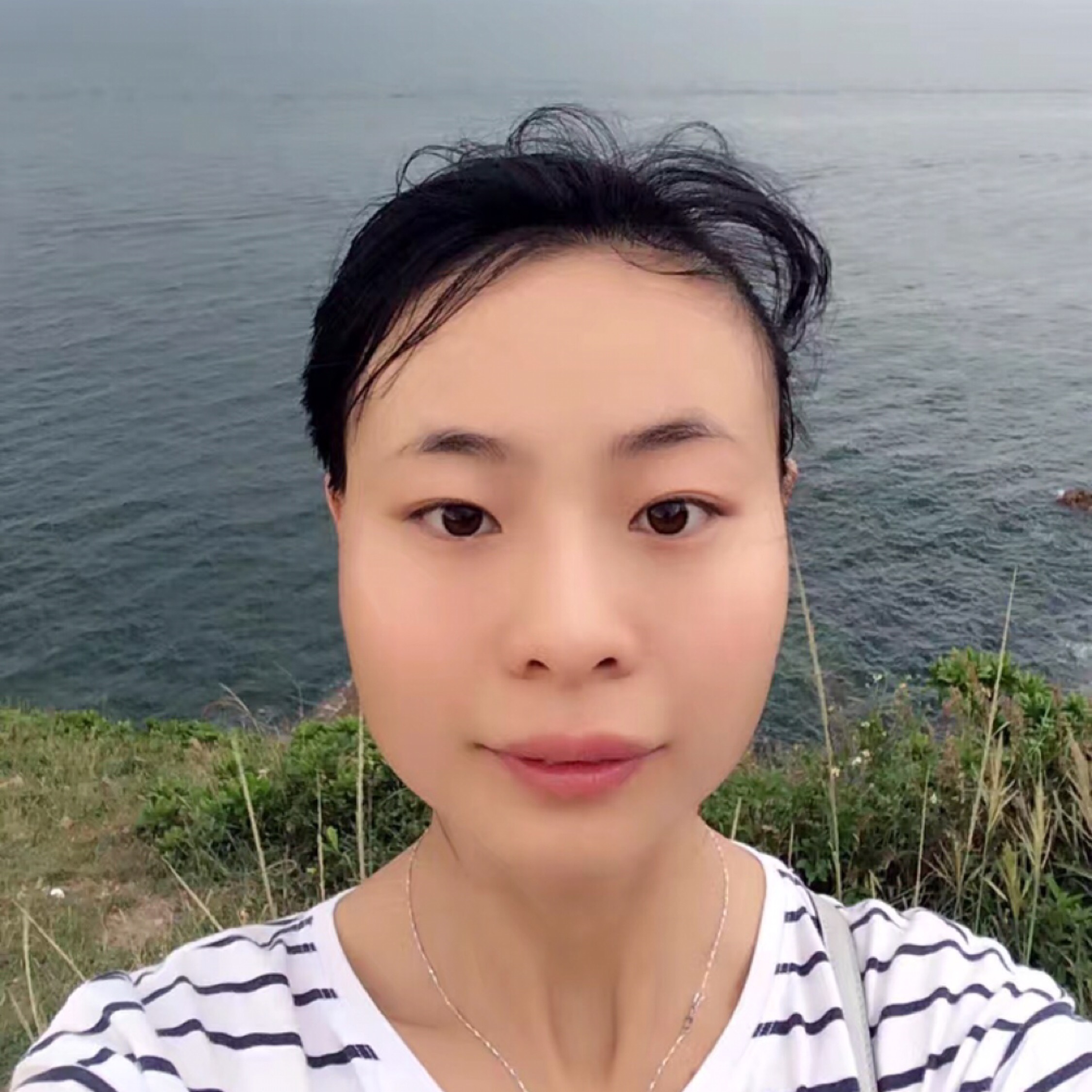 應該甜美的笑了