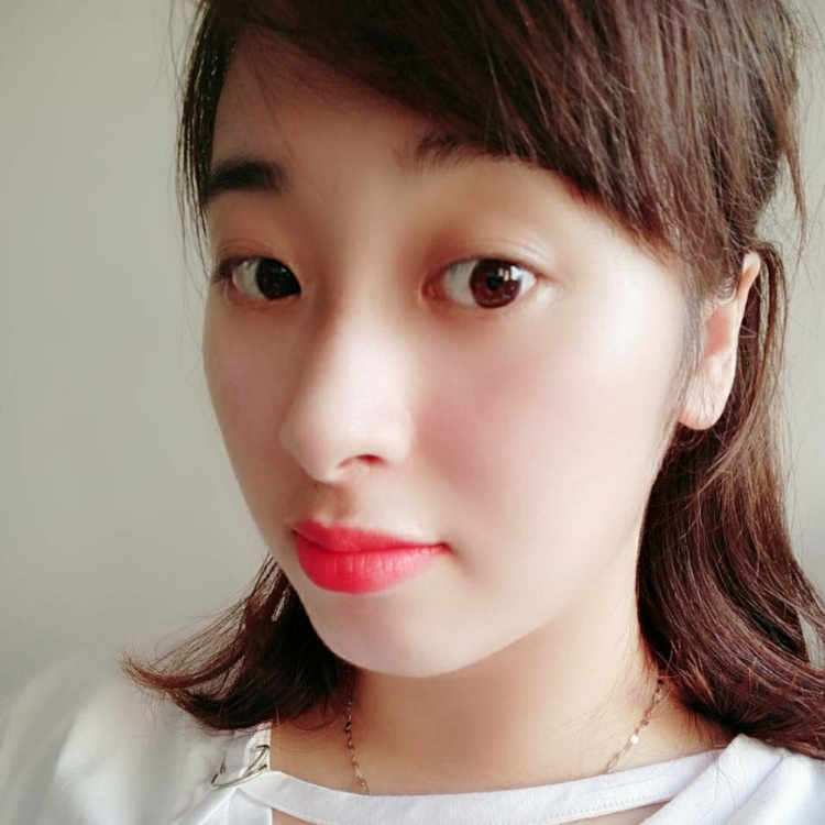 带点稚气的女人