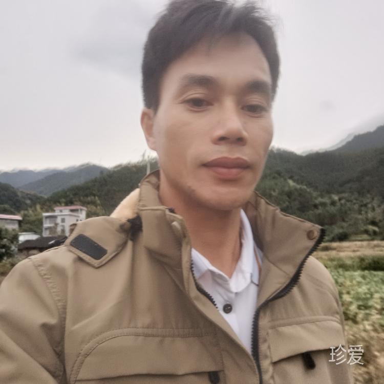 穿人字拖的男孩