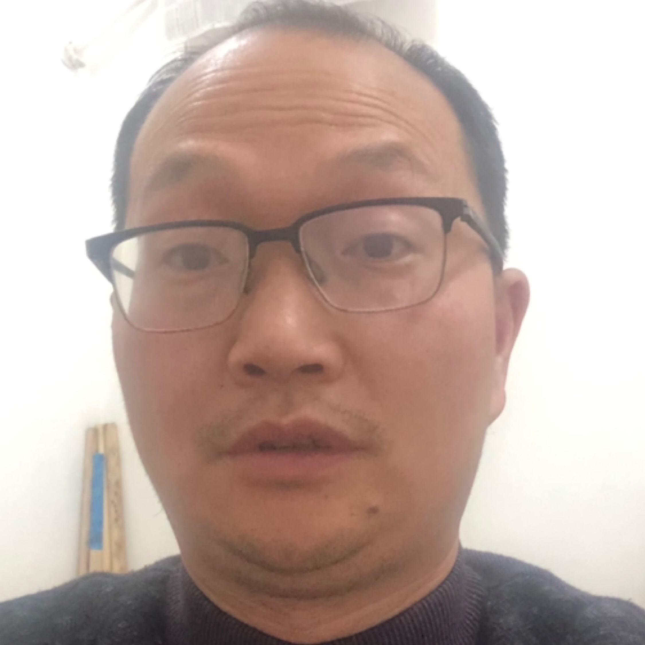 望著月亮爬山坡