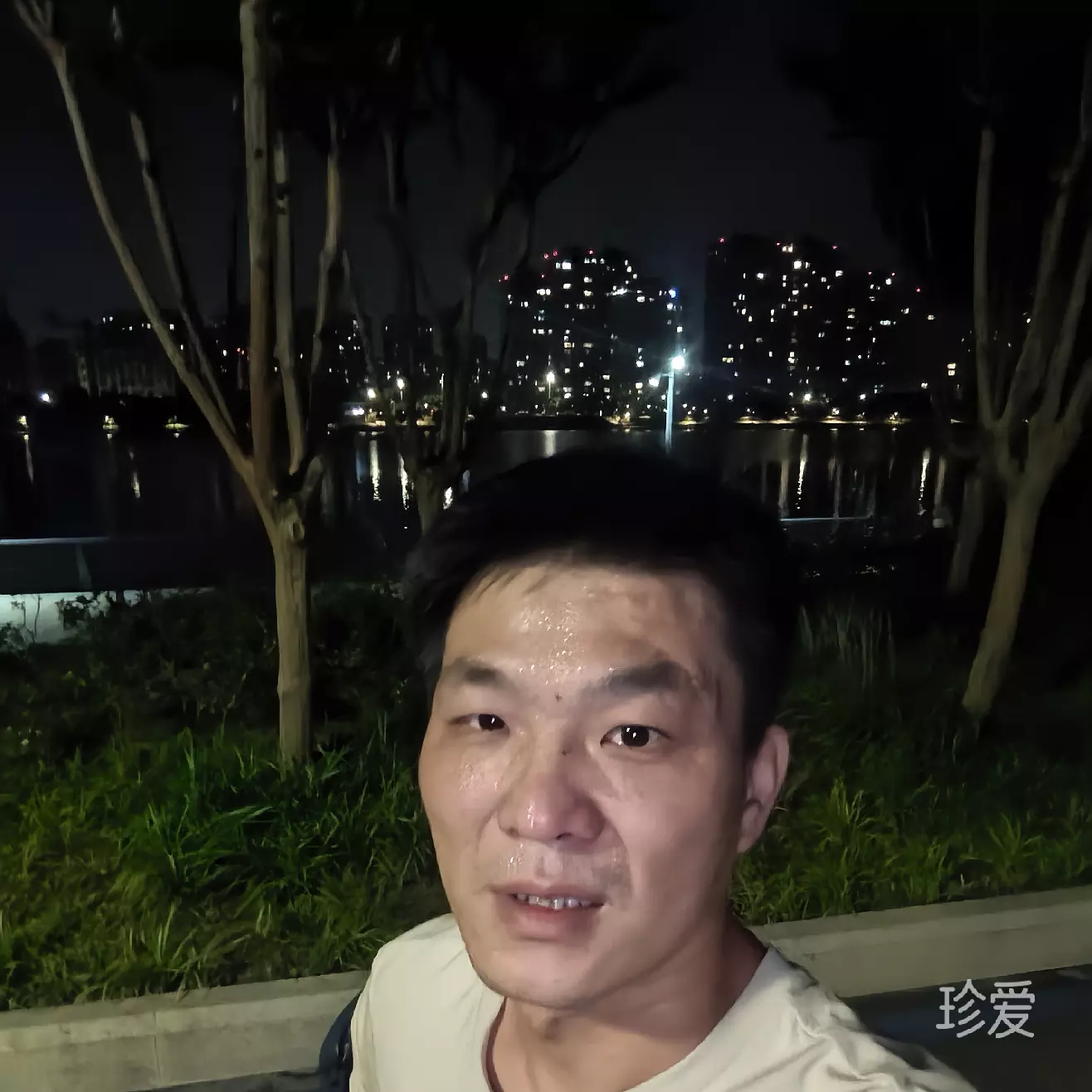 八月