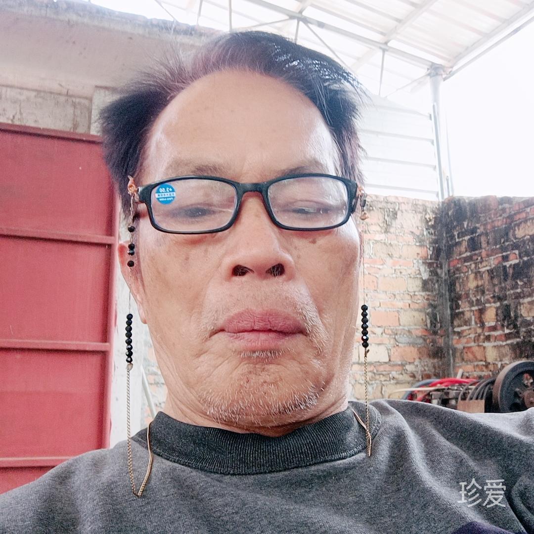 坐在路邊看風(fēng)景