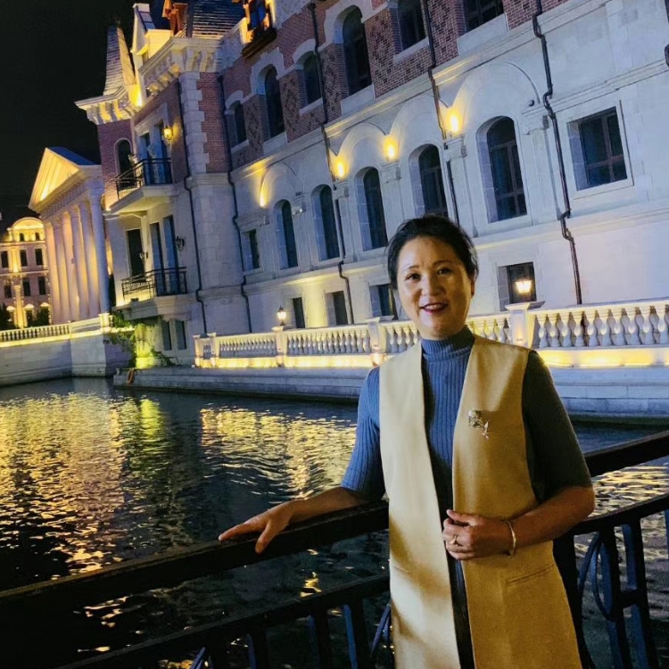 藍(lán)天下的辛福樹