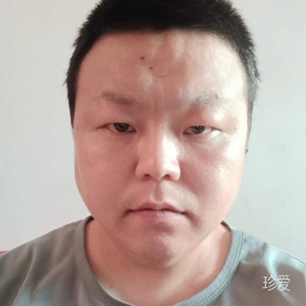 坐在小酒館門口