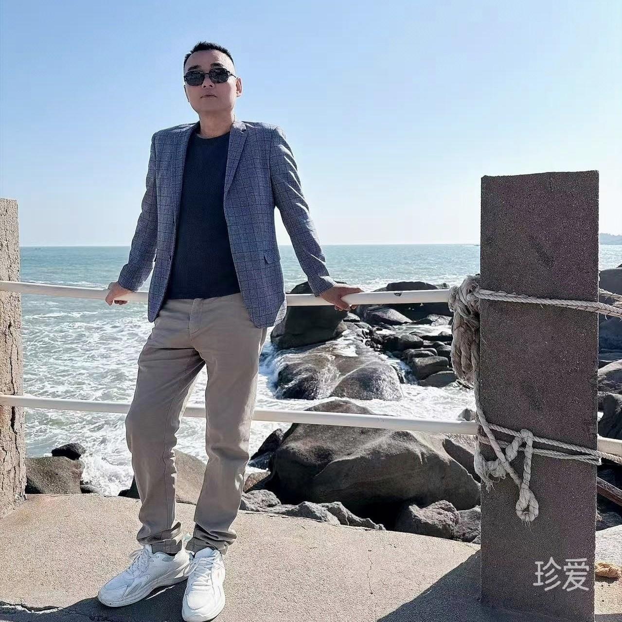 坐在树梢等日出