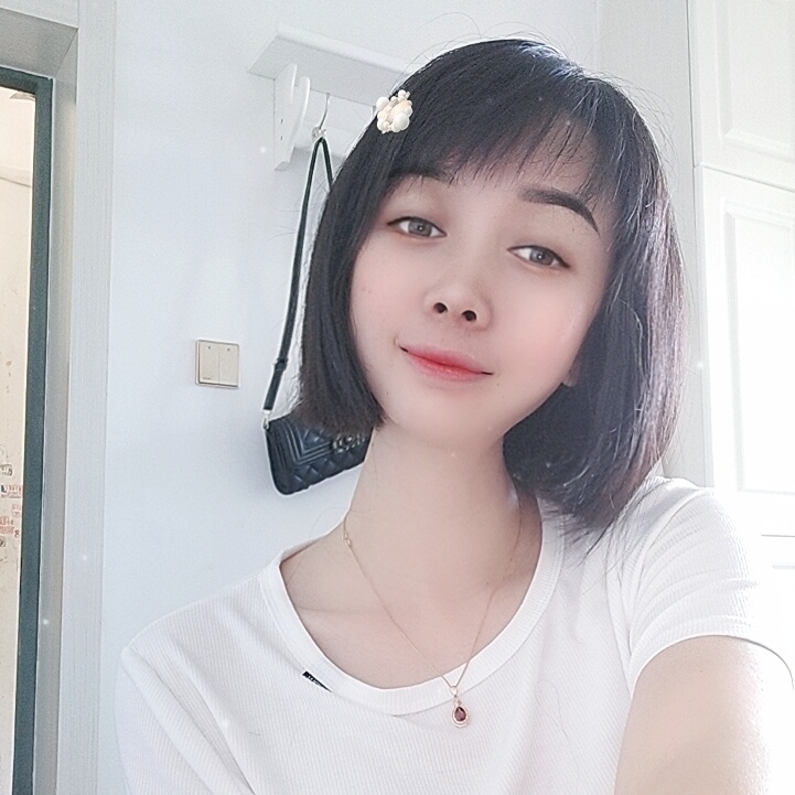 藍天下面的女孩