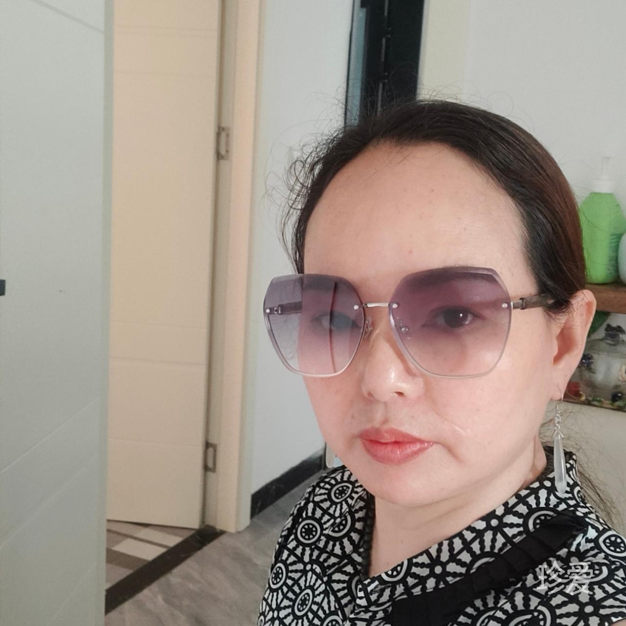 风吹落叶飘动的美