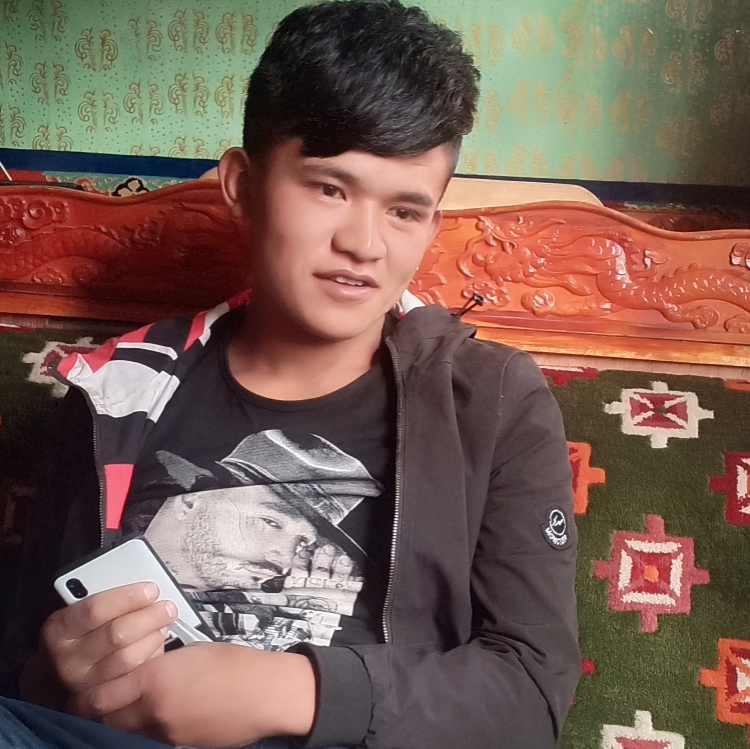 嘴角滑落一抹滄桑