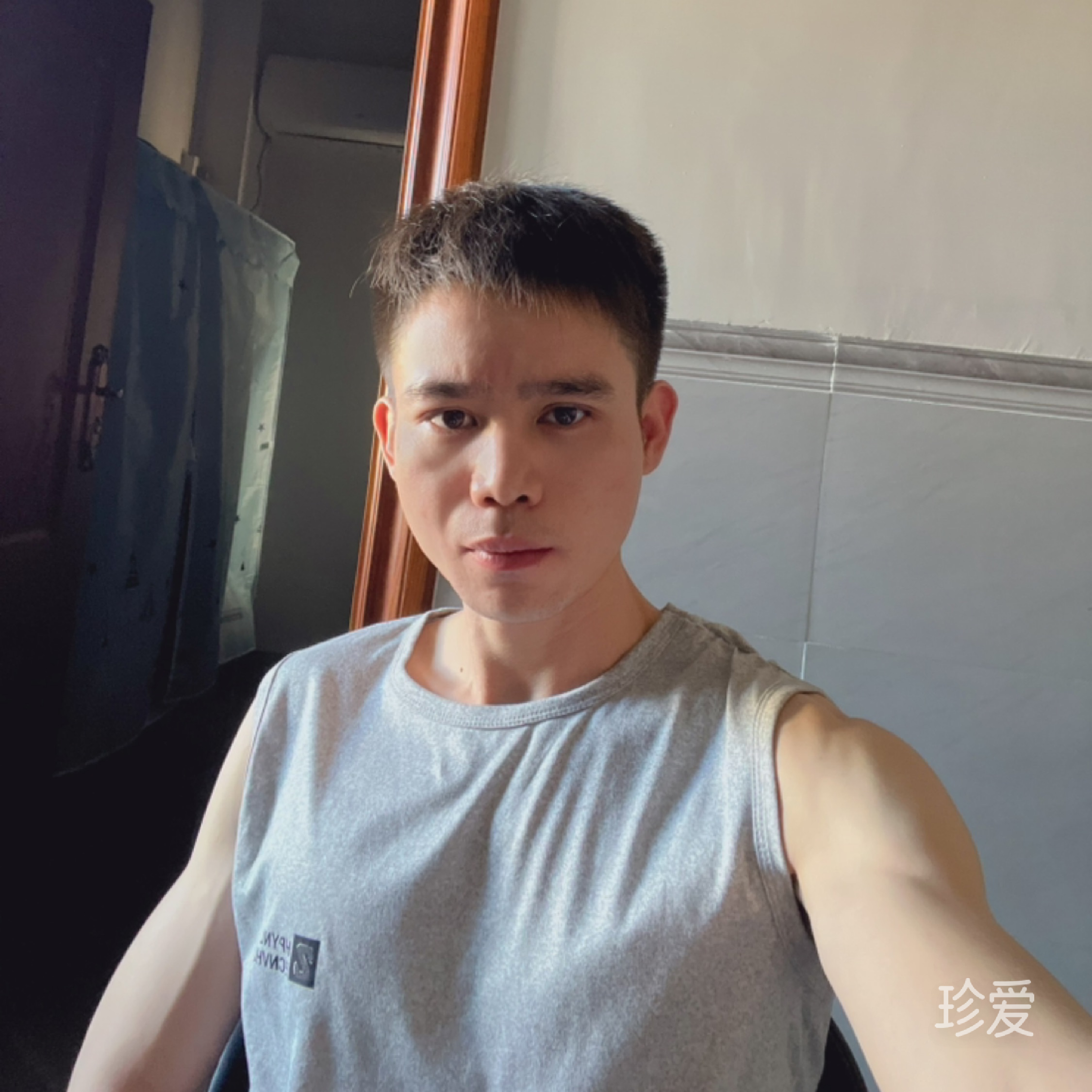 左手寫愛右手抱你