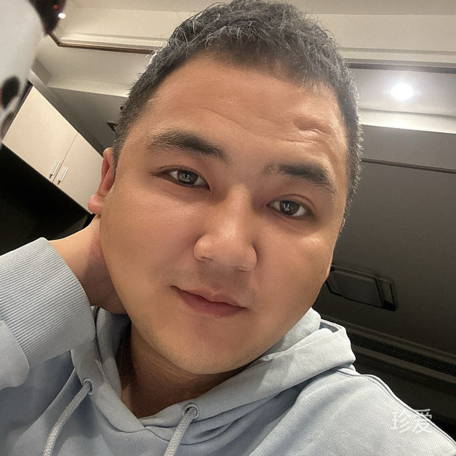 跟着疯子唱歌的正