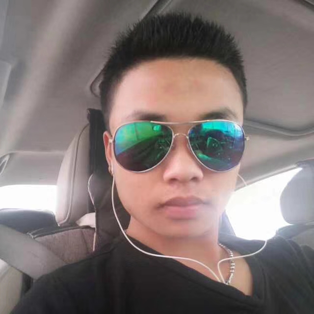 強忍的笑容背後