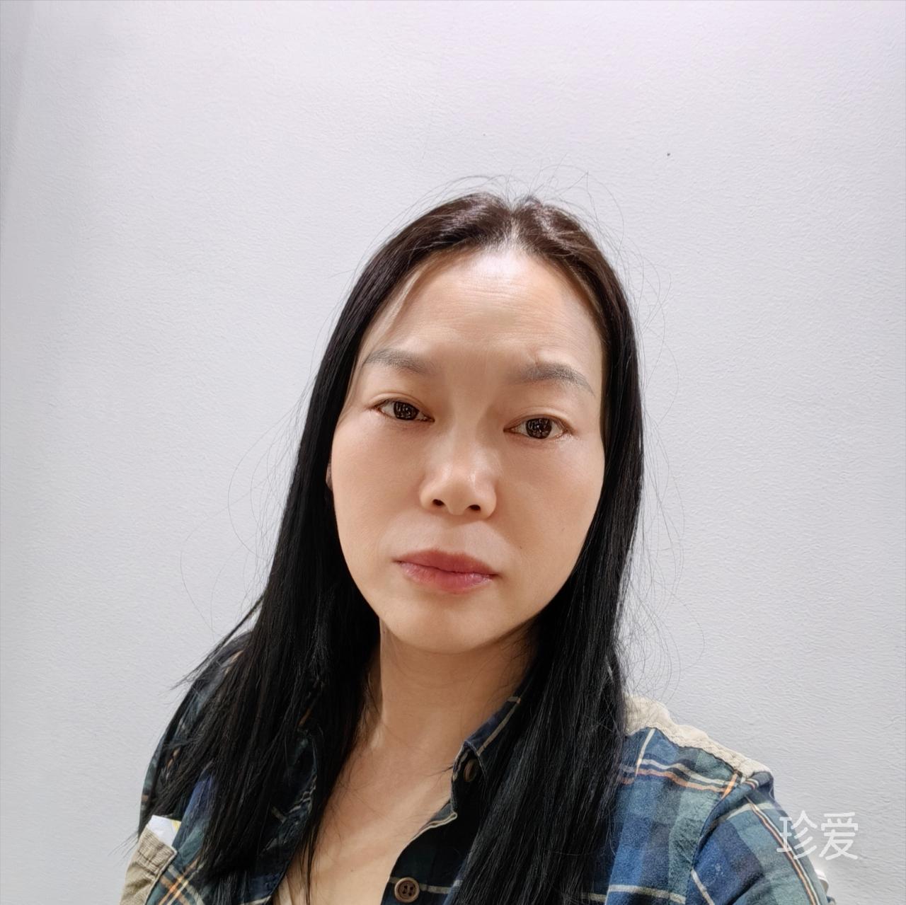 一个人在路上行走