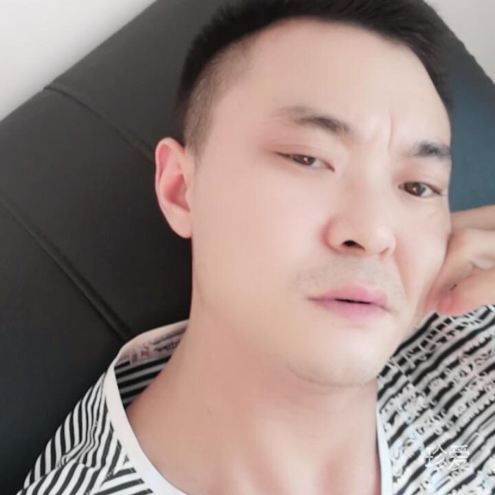 宽厚的肩膀