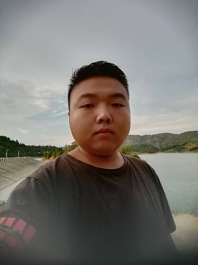 養(yǎng)豬小伙? ? 